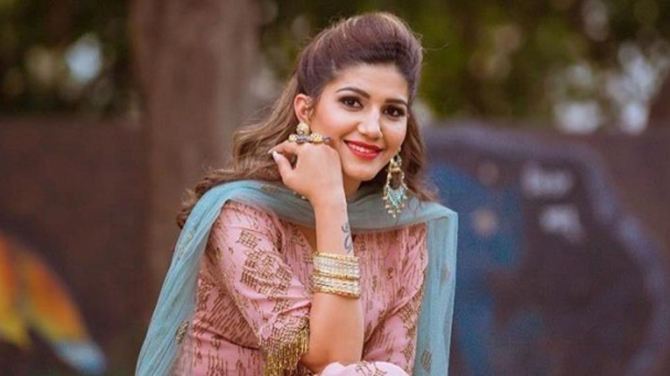 Sapna Choudhary Dance Video: सपना चौधरी के बोल्ड मूव्स ने मचाया धमाल, “यार बदमाश मेरा प्यार बदमाश” गाने पर झूम उठा इंटरनेट