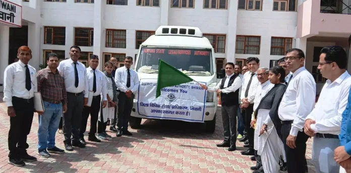 Session Judge Desraj Chaliya flagged off the awareness mobile van of HALSA Bhiwani News : सेशन जज देशराज चालिया ने हालसा की जागरूकता मोबाइल वैन को हरी झंडी दिखाकर किया रवाना