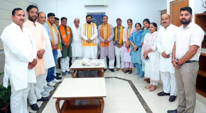 Seven councillors from Manesar Municipal Corporation joined BJP Seven councillors from Manesar Municipal Corporation joined BJP