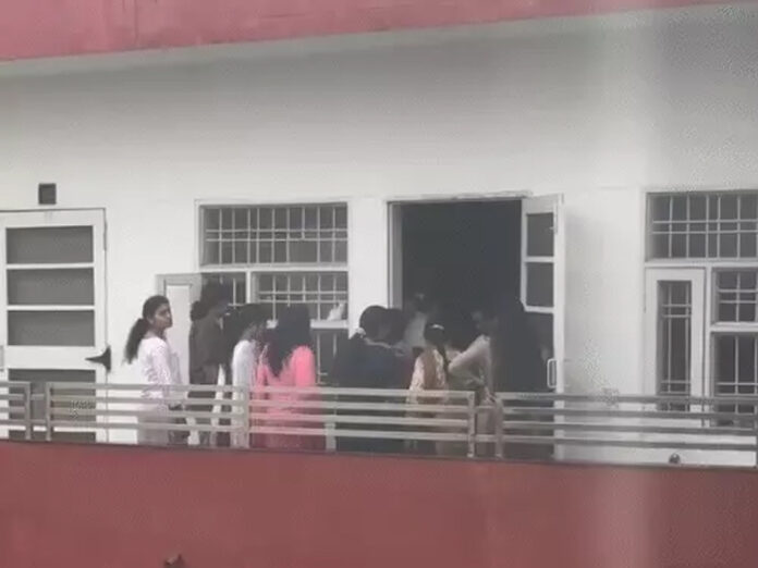 Rewari News: रेवाड़ी में गर्ल्स हॉस्टल में जेंट्स पुलिसकर्मियों के घुसने पर भड़की छात्राएं