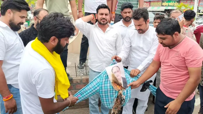 Bhiwani News : छात्रों पर लाठीचार्ज के विरोध में छात्र व सामाजिक संगठनों ने प्रदर्शन कर फूंका वीसी का पुतला