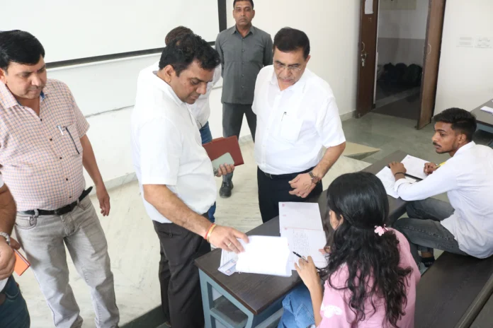 Jind News : कुलपति ने किया विश्वविद्यालय में चल रही परीक्षाओं का निरीक्षण