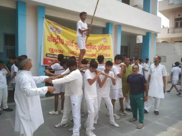 Faridabad News : युवक चरित्र निर्माण शिविर में जमकर पसीना बहाकर रहे शिविरार्थी