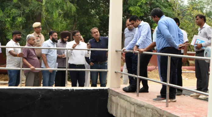 Faridabad News : प्रशासन की प्राथमिकता लोगों को स्वच्छ और जलभराव मुक्त वातावरण उपलब्ध हो : डीसी विक्रम सिंह