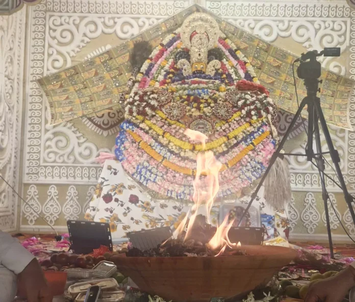 Faridabad News : आकाश से हुई पुष्प व इंत्र वर्षा ने मोह लिया भक्तजनों का मन : सेतु मित्तल