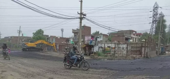 Faridabad News : नालों की सफाई के बाद सडक़ों पर फेंकी गंदगी से दुर्घटना का खतरा बढ़ा