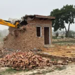 Bhiwani News : नगर योजनाकार ने मौजा भिवानी लोहड़ में संजय मैमोरियल रोड़ से हटाए अवैध निर्माण