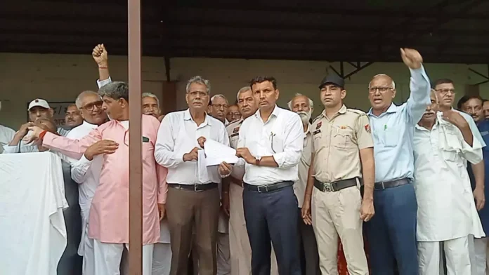 There was strong resentment against the Union Minister of State in the Mahapanchayat There was strong resentment against the Union Minister of State in the Mahapanchayat