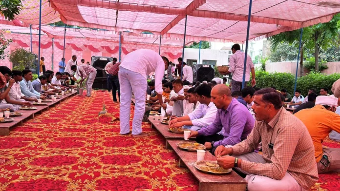 Thousands of people took prasad in the bhandaar Thousands of people took prasad in the bhandaar