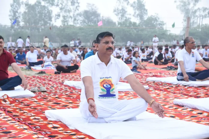 Jind News : योगा फॉर वन अर्थ, वन हैल्थ थीम को लेकर हजारों ने किया योग