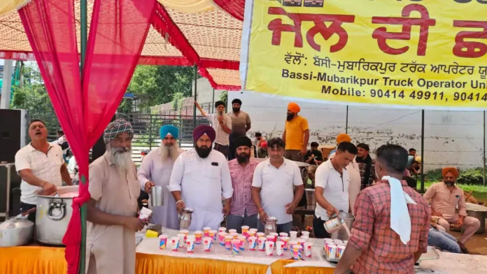 Truck Union provided relief to highway passersby by setting up a stall of cold sweet water Truck Union provided relief to highway passersby by setting up a stall of cold sweet water