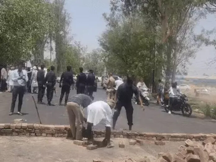 Kurukshetra News : कुरुक्षेत्र में किसान ने स्टेट हाईवे नंबर 6 पर बनाई दीवार