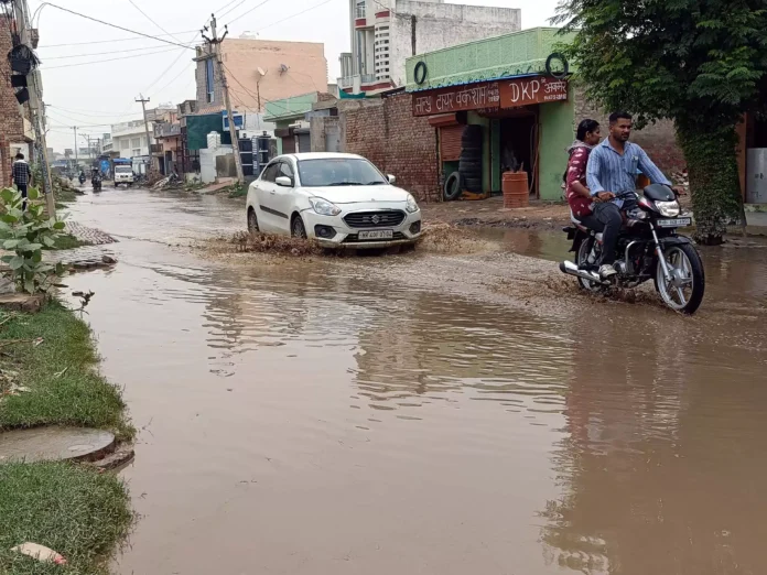Jind News : उचाना कलां के बनभौरी रोड पर भरा पानी