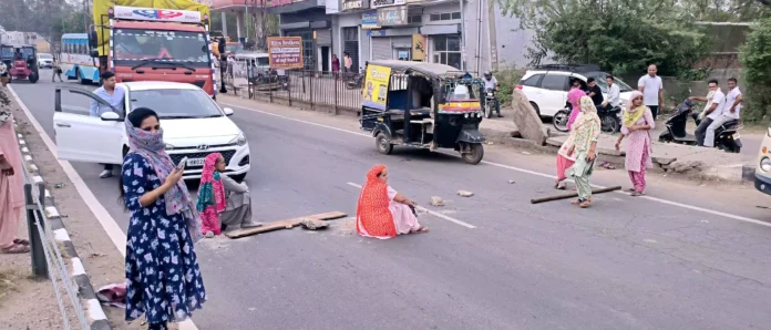 Jind News : बिजली समस्या को लेकर महिलाओं ने नैशनल हाईवे पर लगाया जाम