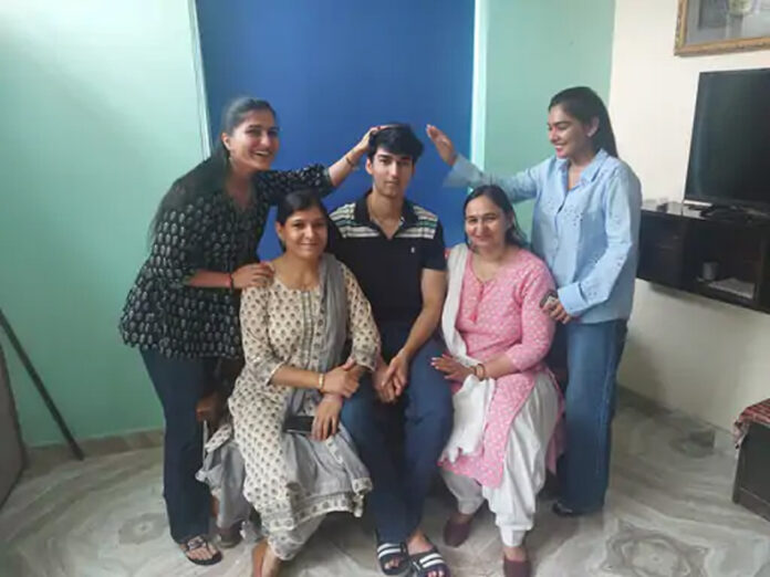 Rohtak News: एयर फोर्स में फ्लाइंग आॅफिसर बना रोहतक का यांशू बड़क