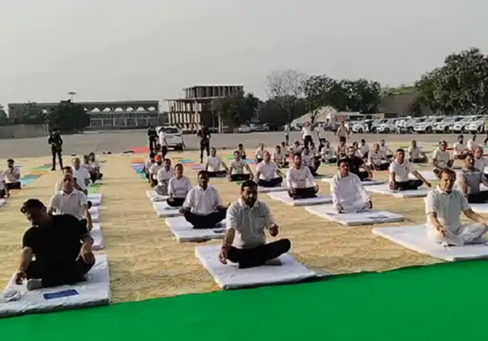 Haryana News: हरियाणा के सीएम नायब सैनी ने किया योगाभ्यास