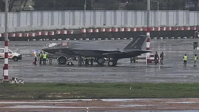 British F-35B fighter: अरब सागर के ऊपर उड़ान भरते समय ईंधन की कमी के चलते ब्रिटिश फाइटर की केरल में आपात लैंडिंग British F-35B fighter