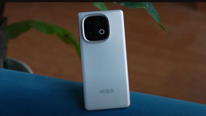 iQOO ला रहा है Waterproof Smartphone, भारत में 2025 में होगी धमाकेदार एंट्री