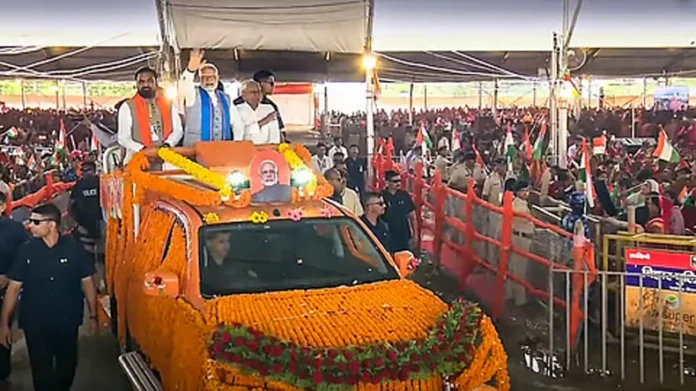 PM Modi Bihar Visit: प्रधानमंत्री ने सीवान में 5,900 करोड़ से अधिक की परियोजनाओं का उद्घाटन और शिलान्यास किया PM Modi Bihar Visit
