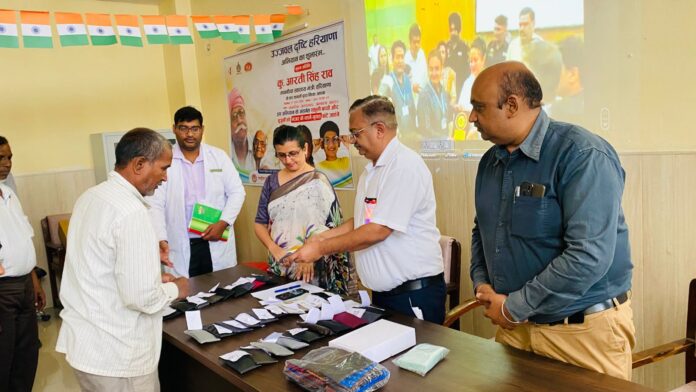 CMO Dr. Rakesh Sahal Distributed Glasses
