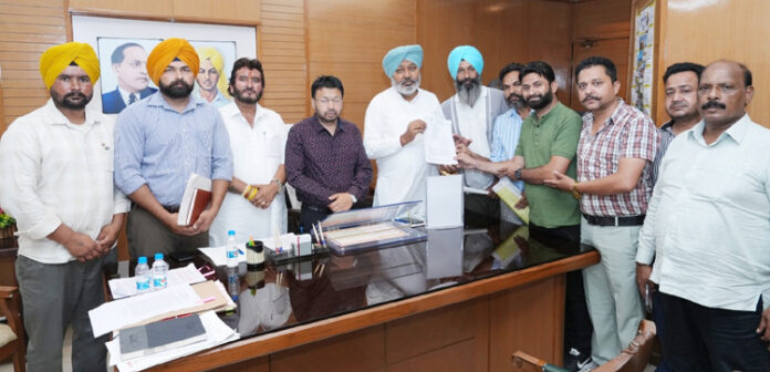 Punjab News Update : पंजाब कर्मचारी यूनियनों ने सब कमेटी को सौंपे मांग पत्र