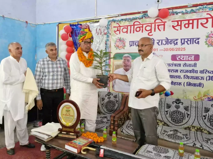 Bhiwani News : विद्यार्थियों के लिए आईना व रोल मॉडल होता है अध्यापक : एसडीएम मनोज दलाल