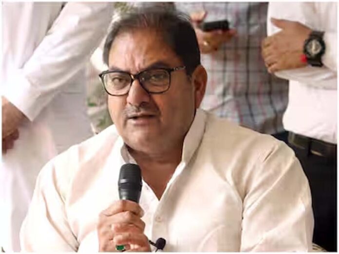 INLD Chief Abhay Chautal: इनेलो अध्यक्ष अभय चौटाला को जान से मारने की धमकी, बेटे कर्ण चौटाला के फोन पर आया वॉइस मैसेज INLD Chief Abhay Chautal: इनेलो अध्यक्ष अभय चौटाला को जान से मारने की धमकी, बेटे कर्ण चौटाला के फोन पर आया वॉइस मैसेज