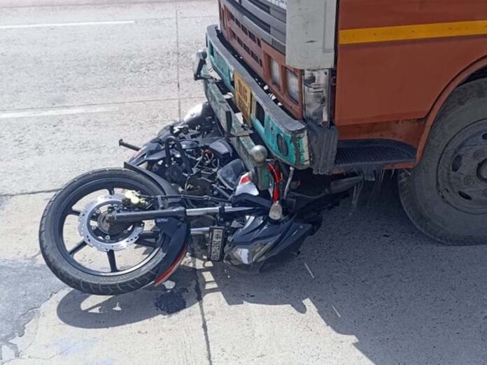 Rohtak News: रोहतक में स्कूटी सवार ने ट्रक को कुचला