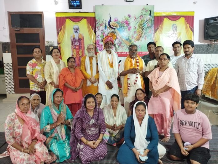 Ambala News : सूरत से ब्रह्मचारी रोहित भाई ने श्री कबीर आश्रम में आचार्य सनातन चैतन्य जी महाराज को भागवत कथा के लिए नारियल प्रदान किए Ambala News : सूरत से ब्रह्मचारी रोहित भाई ने श्री कबीर आश्रम में आचार्य सनातन चैतन्य जी महाराज को भागवत कथा के लिए नारियल प्रदान किए