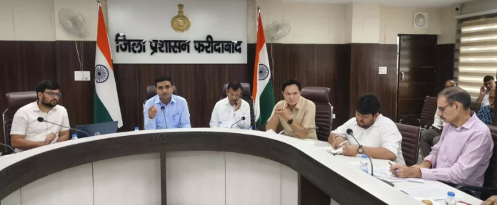 Faridabad News : लंबित शिकायतों के समाधान में लाएं तेजी : विक्रम सिंह