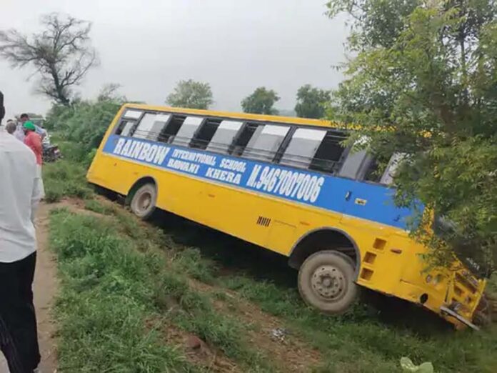 Bhiwani News: भिवानी में बच्चों से भरी स्कूल बस पलटी
