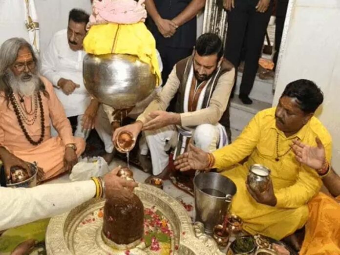 Kurukshetra News: कुरुक्षेत्र में सीएम नायब सैनी ने जल और दूध के साथ किया संगमेश्वर महादेव का अभिषेक