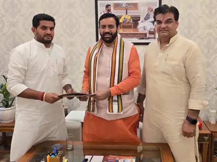 Hisar News: हिसार में बाढ़ से फसल खराब होने पर 60 हजार रुपए प्रति एकड़ मुआवजे की मांग, सीएम से मिले नारनौंद विधायक