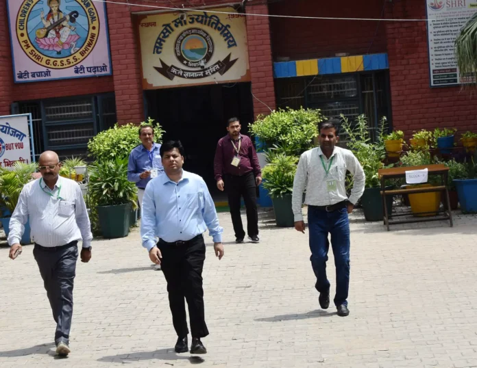 Bhiwani News : डीसी साहिल गुप्ता ने विभिन्न परीक्षा केंद्रों का किया निरीक्षण