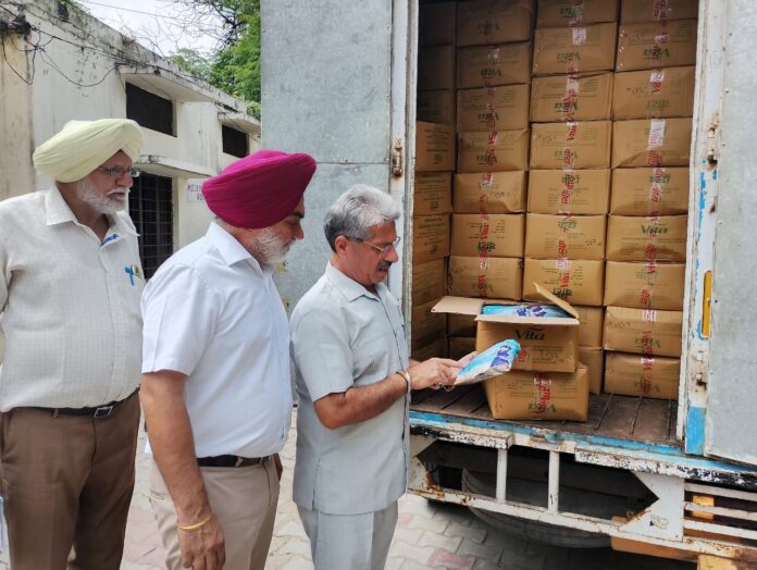 Ambala News : डीईईओ सुधीर कालड़ा ने वीटा द्वारा विद्यालयों में दिए जा रहे दूध के पैकेट्स की औचक जांच की