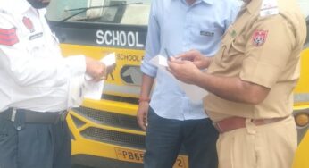 Chandigarh News : डेराबस्सी ट्रैफिक पुलिस ने नियमों की उल्लंघना करने पर स्कूली बसों समेत तीस चालान काटे