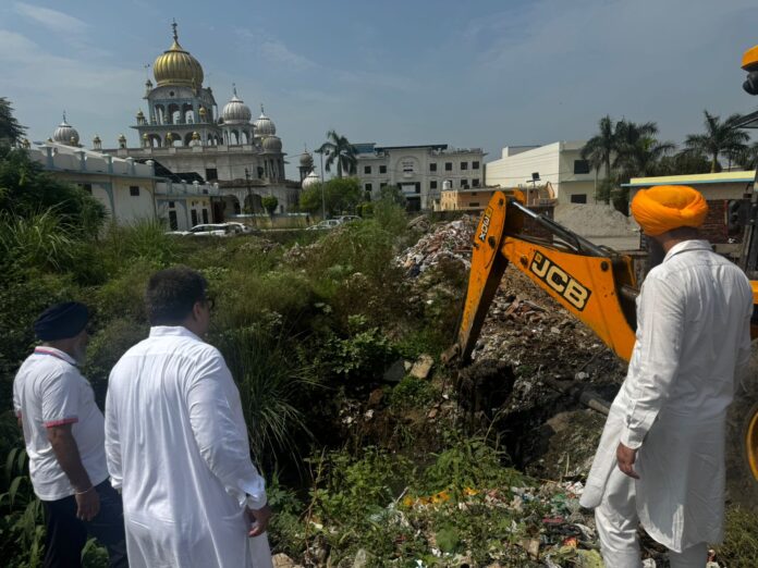 Ambala News : मेयर शैलजा सचदेवा के प्रयासों से गुरुद्वारा मंजी साहिब के बाहर नाले की सफाई शुरू