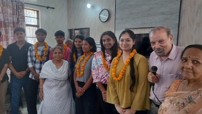 Ambala News : वरिष्ठ जन कल्याण के लिए गठित संस्था एल्डर्ज़ फोरम ने विद्यार्थियों को किया सम्मानित