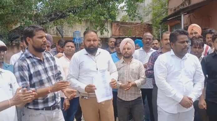Ambala News : बिजली विभाग के कर्मचारी को सस्पेंड करने के विरोध में कर्मचारियों ने किया प्रदर्शन