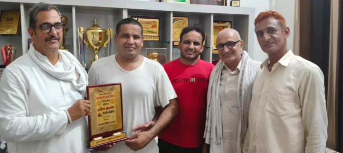 Family members of gold medalist boxer Jasmine were honored Kamal Singh Pradhan Bhiwani News : स्वर्ण पदक विजेता मुक्केबाज जैस्मिन के परिजनों को किया सम्मानित : कमल सिंह प्रधान