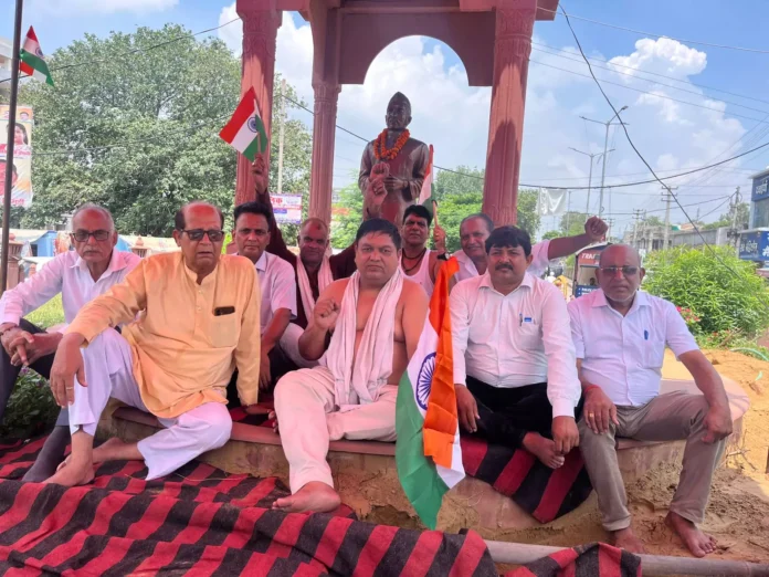 Bhiwani News : स्वतंत्रता सेनानी पं. नेकीराम शर्मा चौक के सुधारीकरण की मांग को लेकर किया अर्धनग्न प्रदर्शन