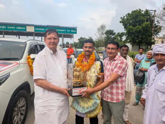 Rohtak News: रोहतक के गौरव ने अमेरिका में जीता मेडल, ग्रामीणों ने किया स्वागत