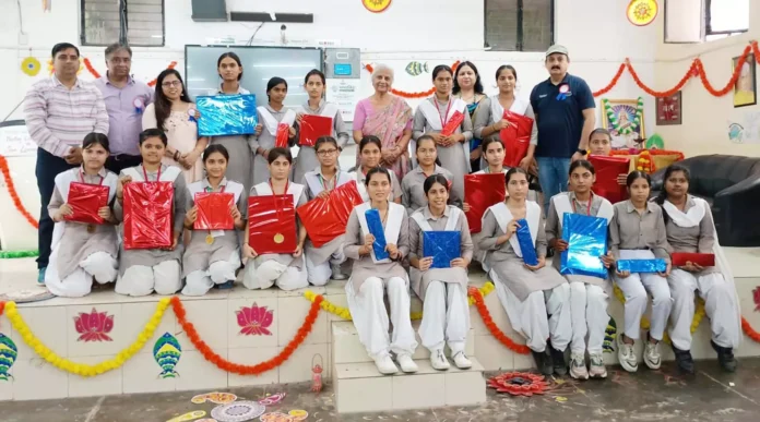Gurgaon Vikas Manch organized a painting competition on the topic of environment in a girls school Gurgaon Vikas Manch organized a painting competition on the topic of environment in a girls school