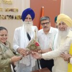 Ambala News : एचएसजीएमसी अध्यक्ष जगदीश सिंह झींडा ने मेयर शैलजा संदीप सचदेवा और एडवोकेट संदीप सचदेवा को दिया आशीर्वाद