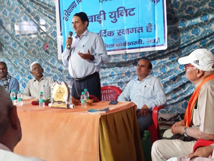 Haryana Electricity Pensioner Welfare Association felicitated the Superintending Engineer of the Corporation