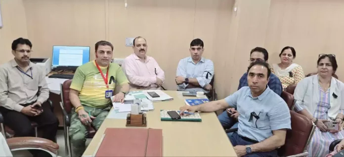 Jind News : स्वास्थ्यकर्मियों व अधिकारियों ने काले बिल्ले लगा किया काम