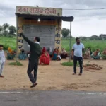 Liquor contractors attacked a youth at night in village Jevali, angry villagers took to the streets to express their anger