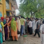 Long queues of farmers for DAP, DAP distributed under police protection