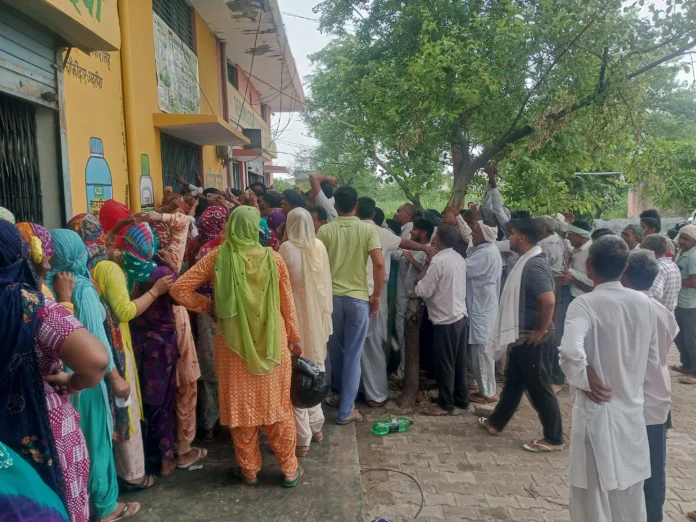 Long queues of farmers for DAP, DAP distributed under police protection