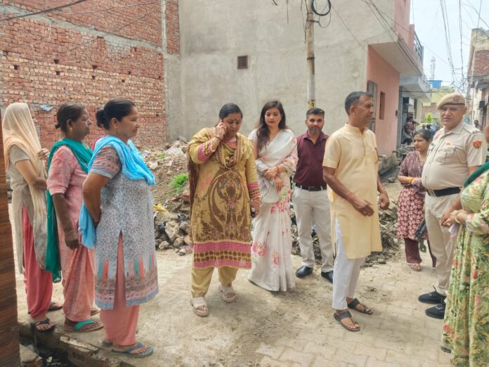 Ambala News : मेयर शैलजा ने सुनी लक्ष्मी नगर में महिलाओं की समस्याएं तो एडवोकेट संदीप सचदेवा पहुंचे शक्तिनगर निवासियों के बीच Ambala News : मेयर शैलजा ने सुनी लक्ष्मी नगर में महिलाओं की समस्याएं तो एडवोकेट संदीप सचदेवा पहुंचे शक्तिनगर निवासियों के बीच